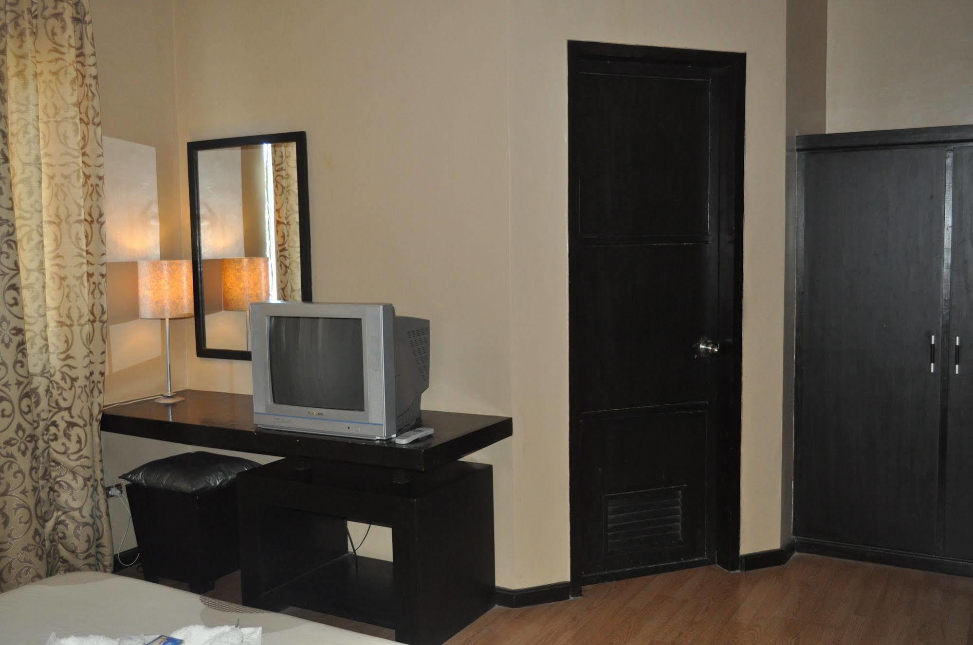 Basa Hotel Kalibo Bagian luar foto